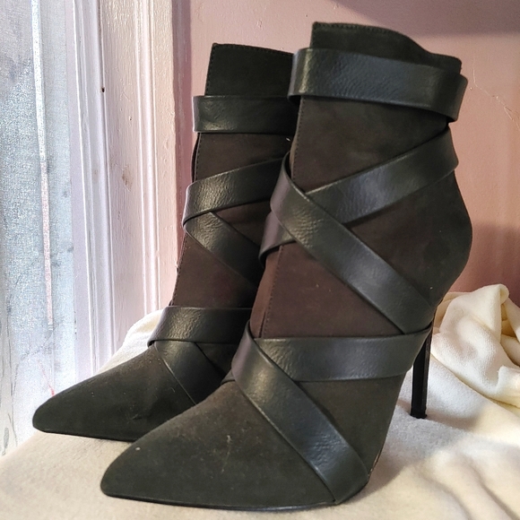 Shoedazzle dark forest green booties - Picture 2 of 8